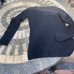 Gorgeous and soft cashmere N Peal black sweater. Size S.